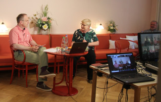 Prof. Dr. Bubmann und Dekanin Ursula Brecht im Roten Salon, Wildbad Rothenburg