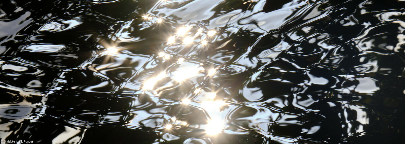 Reflexionen der Sonne im Wasser