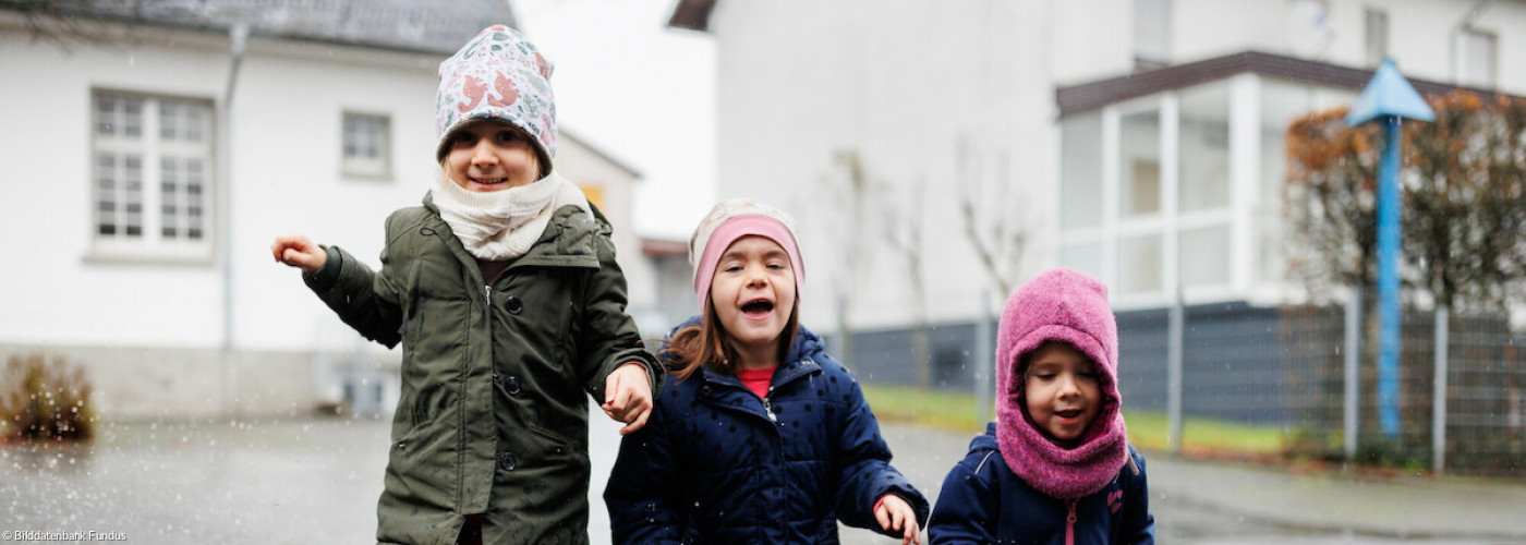 Kita - Kinder beim Spielen im Regen_003