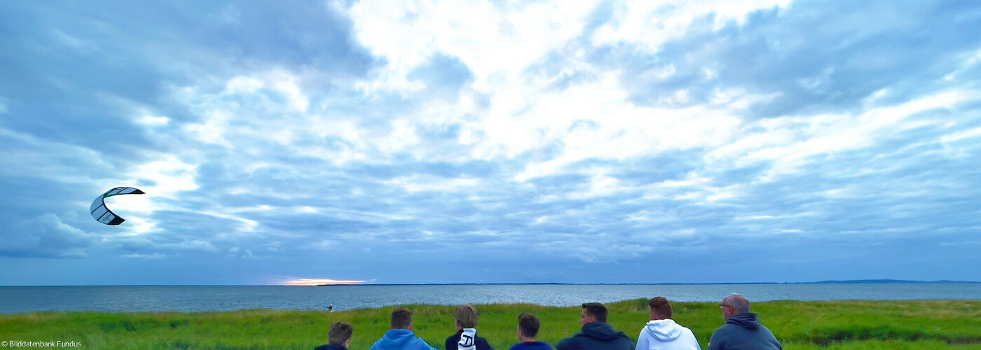 Gruppe Jugendlicher am Strand