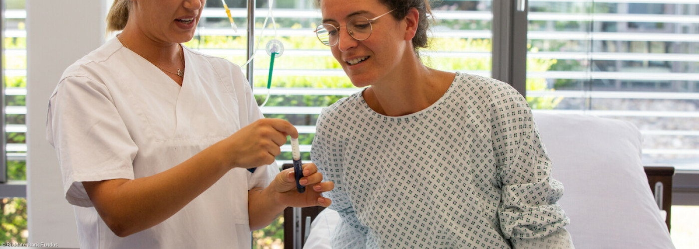 Beratungsgespräch mit Patientin mit Insulinpumpe zum selber spritzen (Symbolbild Pflege)