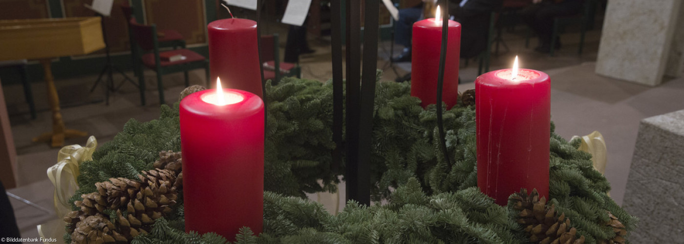 Adventskranz in der Kirche