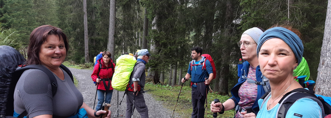 Wandergruppe auf dem Weg