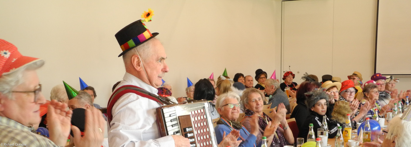 Musiker Helmut Göbel musiziert auf seinem Akkordeon für die Senioren beim gemeinsamen Faschingsnachmittag