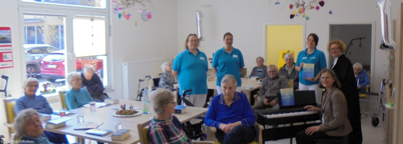 Pfarrerin Heike Stillerich, Dekanatskantorin Agnes von Grotthuß und Einrichtungsleiterin Susanne Höhn beim ersten Einsatz des Piano