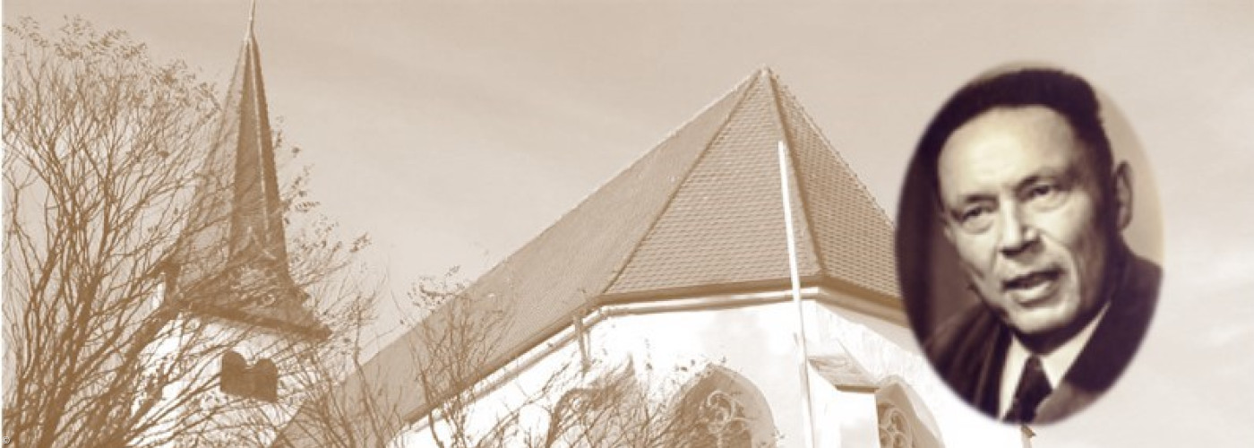 Kirche Gollhofen mit Foto des Pfarrers und Schriftstellern Wilhelm Sebastian Schmerl