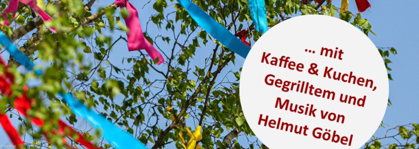 Maibaum mit bunten Streifen und Infos zum Sommerfest
