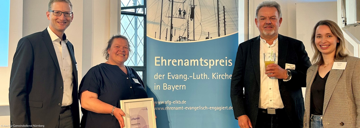 Den Preis nahmen Hermann Schuch, Andrea Wangler-Himmelein, Dekan Max von Egidy und Ann-Sophie Markert entgegen.