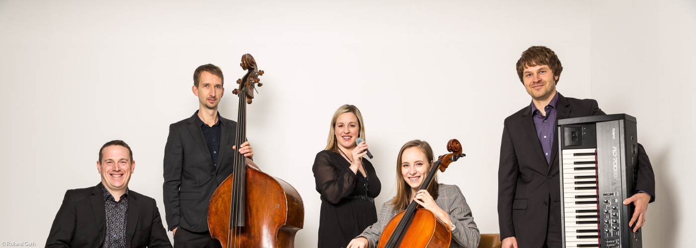 Die Band von Daniel Schwenger (li) setzt sich zusammen aus talentierten Musikern wie Kerstin Haag (Cello), Christina Stöhr (Gesang), Thomas Buyer (Keyboard und Gesang) sowie Thorsten Meinhardt (Kontrabass und E-Bass). Nicht auf dem Foto ist Julia Schwenger (Text und Gesang).