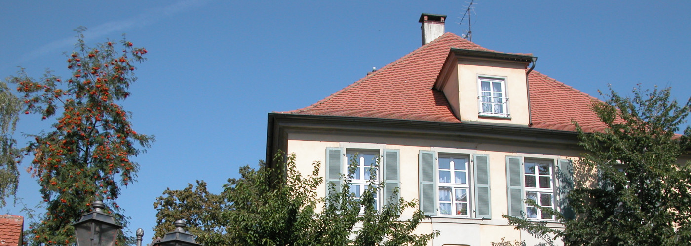 Blick auf das Dekanatsgebäude in der Luitpoldstraße 3