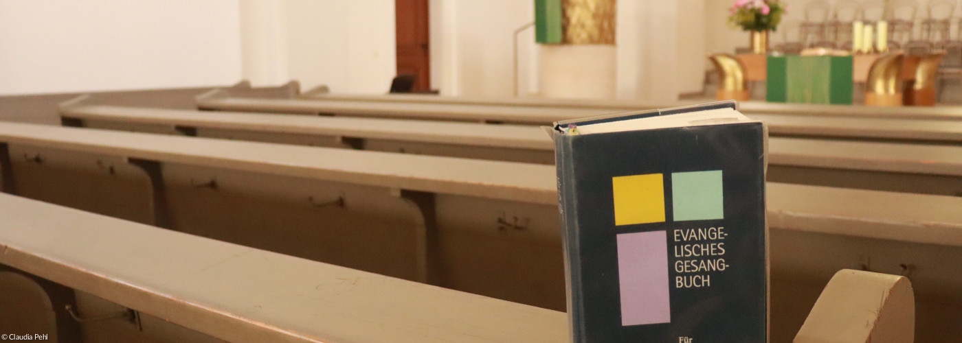 Evangelisches Gesangbuch auf einer Bank in der Stadtkirche St. Johannis Uffenheim