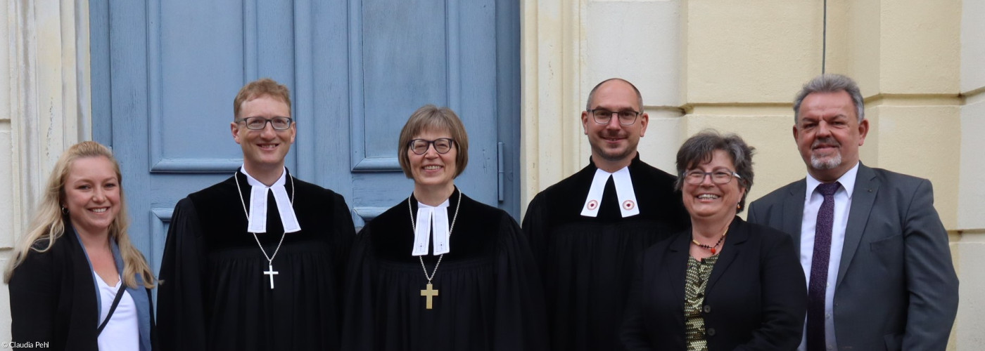 Gruppenfoto vor der Stadtkirche an der Einführung von Dekan Max von Egidy