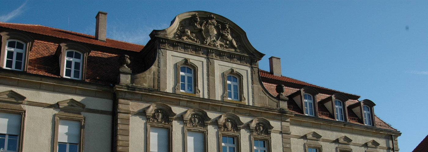 Blick auf das Verwaltungsgebäude in der Adelhofer Straße