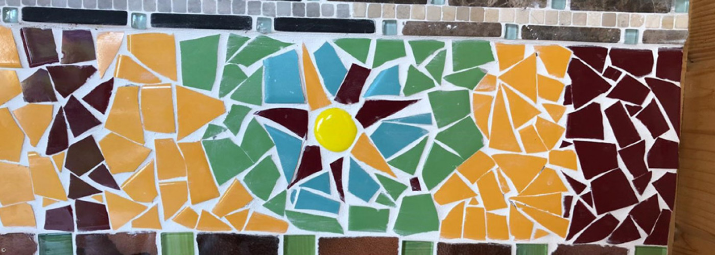 Mosaik mit einer Sonne im Mittelpunkt