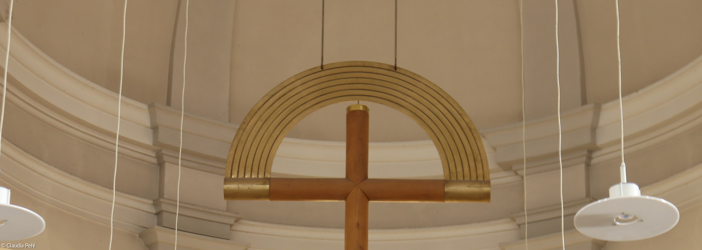 Regenbogenkreuz in der Stadtkirche St. Johannis Uffenheim