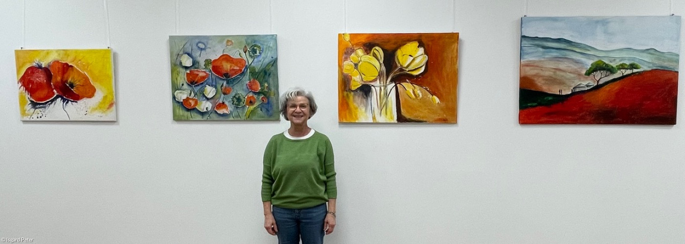 Künstlerin Renate Appel vor ihrer Gemäldeausstellung im Haus der Kirche
