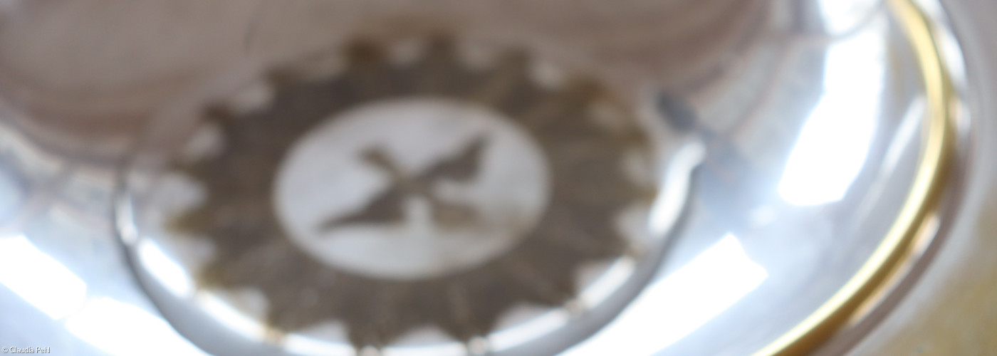 Taufeschale mit Tauben-Symbol