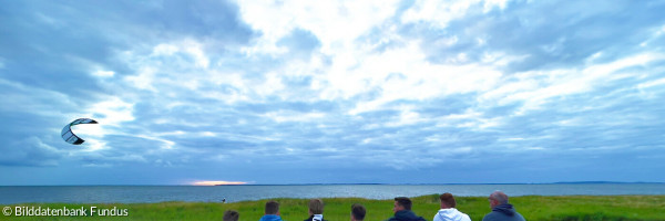 Gruppe Jugendlicher am Strand