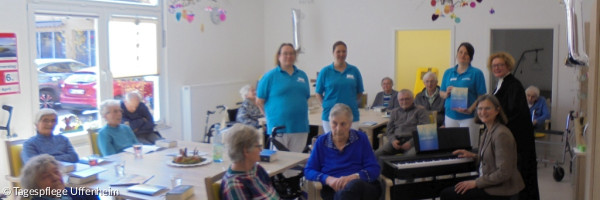 Pfarrerin Heike Stillerich, Dekanatskantorin Agnes von Grotthuß und Einrichtungsleiterin Susanne Höhn beim ersten Einsatz des Piano