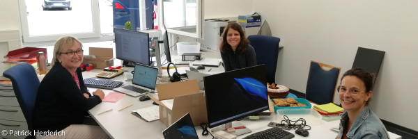 Ute Schuch, Petra Müller und Sabine Kaufmann an ihrem Arbeitsplatz im Zentralen Pfarramt Uffenheim