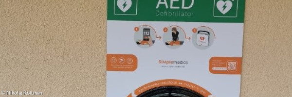 Links neben dem Eingang zum Haus der Kirche befindet sich der Defibrillator