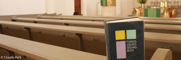 Evangelisches Gesangbuch auf einer Bank in der Stadtkirche St. Johannis Uffenheim