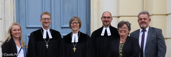 Gruppenfoto vor der Stadtkirche an der Einführung von Dekan Max von Egidy