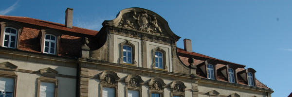 Blick auf das Verwaltungsgebäude in der Adelhofer Straße