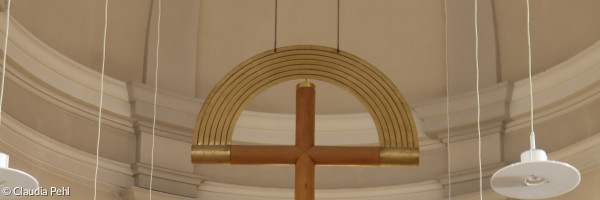 Regenbogenkreuz in der Stadtkirche St. Johannis Uffenheim