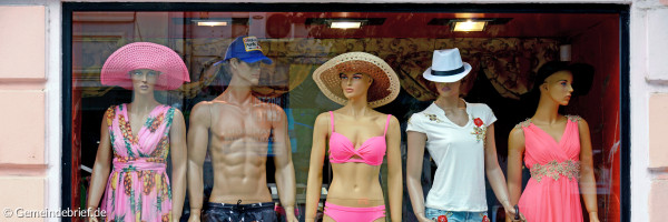 Schaufenster mit Modepuppen