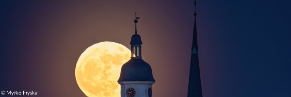 Stadtkirche vor dem Vollmond