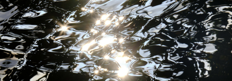 Reflexionen der Sonne im Wasser