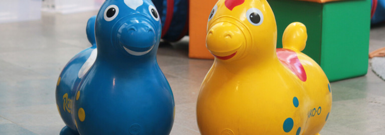 Hüpfpferde in der Kinderecke