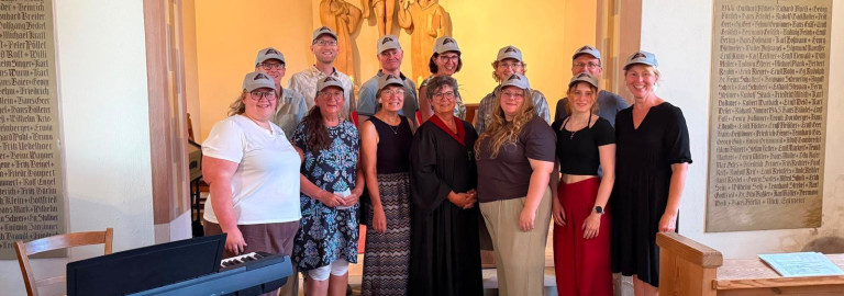 Reisegruppe wird bei der Wochenschlussandacht für die Reise ins Partnerdekanat in Tansania gesegnet