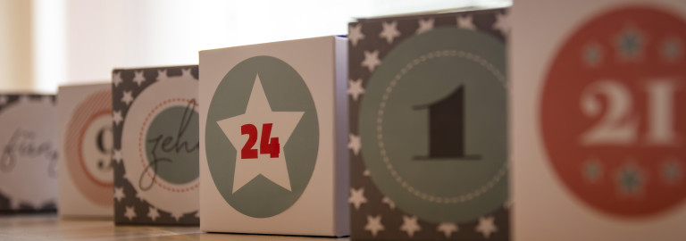 Adventskalender in Form von kleinen Päckchen