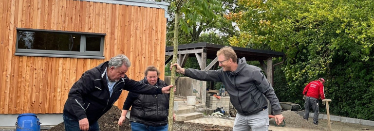 Der große Moment ist da: Ein neuer Baum für den Kindergarten Karoline-Kolb in Uffenheim