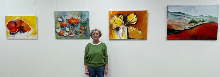Künstlerin Renate Appel vor ihrer Gemäldeausstellung im Haus der Kirche