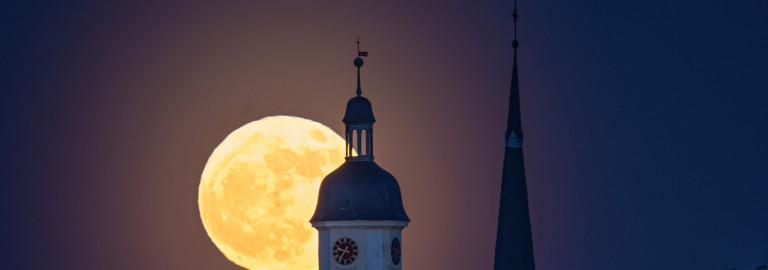 Stadtkirche vor dem Vollmond