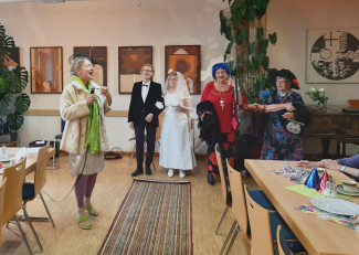 Pfarrerin Heidi Wolfsgruber stellt das kostümierte Team vor