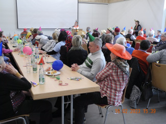 Ein voller Saal mit Faschingsbegeisteten Senioren