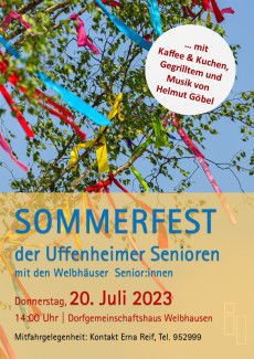 Maibaum mit bunten Streifen und Infos zum Sommerfest