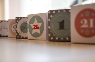 Adventskalender in Form von kleinen Päckchen