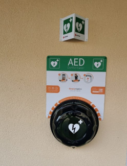 Links neben dem Eingang zum Haus der Kirche befindet sich der Defibrillator