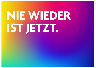 Schriftzug "Nie wieder ist jetzt" auf Regenbogenfarbenhintergrund