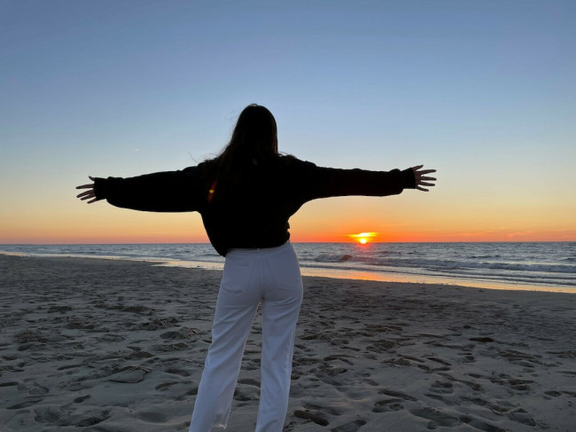 Begeistert am Strand