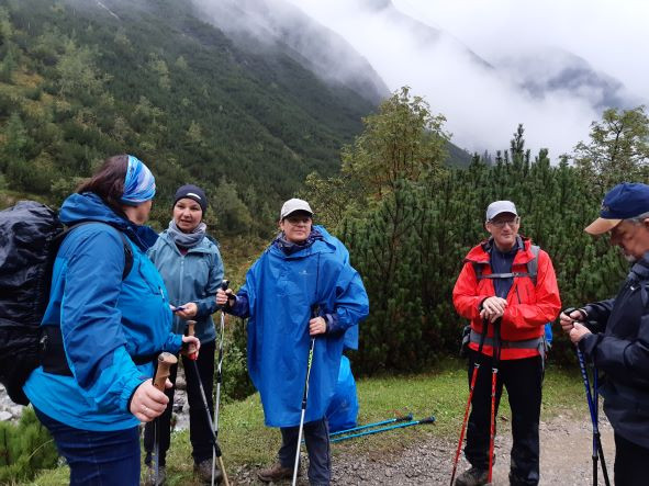 Wandergruppe auf dem Weg zur Hanauer Hütte