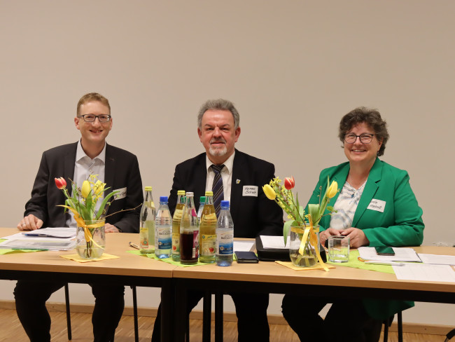 Dekan Max von Egidy mit Hermann Schuch und Carola Markert vom Präsidium