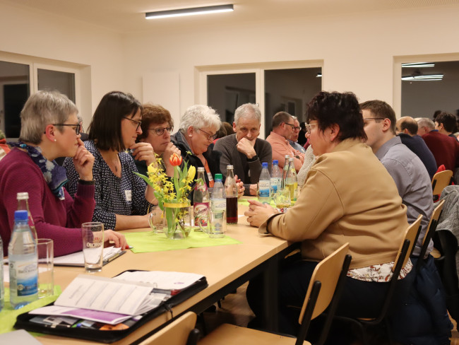 Teilnehmer besprechen sich in Kleingruppen