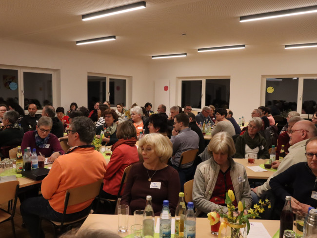 Blick in den Saal mit den Teilnehmenden der Dekanatssynode