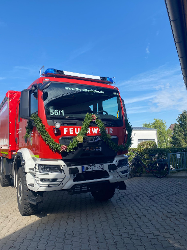 Geschmücktes Feuerwehrauto beim Ökumenischen Festgottesdienst